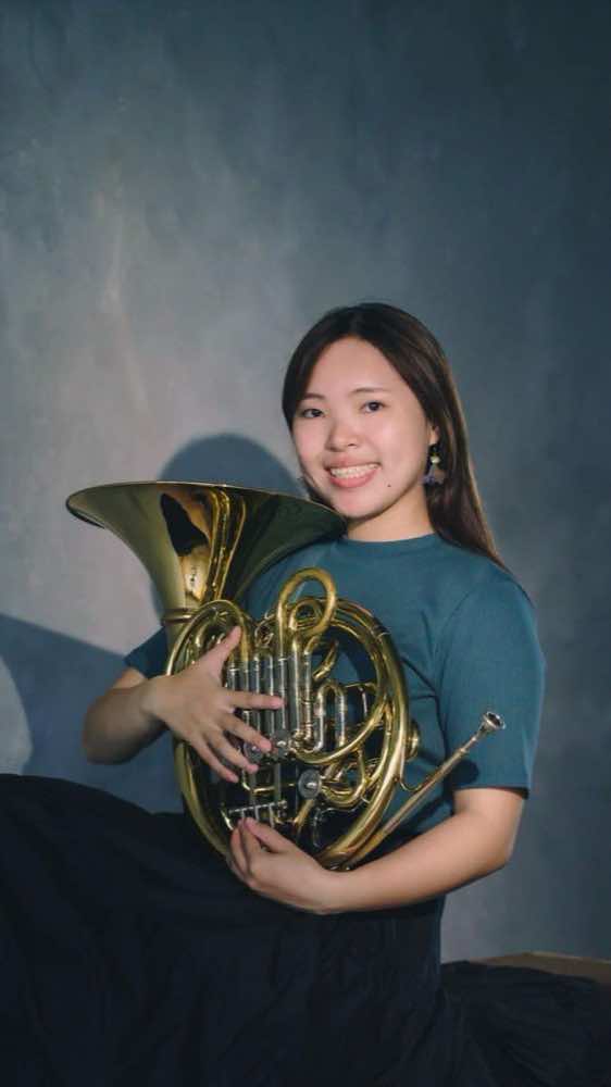 藝術家形象照作品 — 手持法國號、身著藍色上衣的女子棚拍形象照