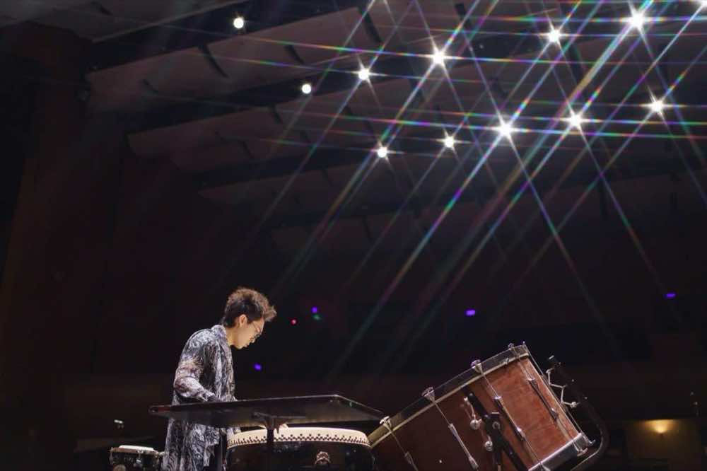 音樂會側拍服務 — 打擊樂演奏者於音樂廳舞台燈光下專注演奏