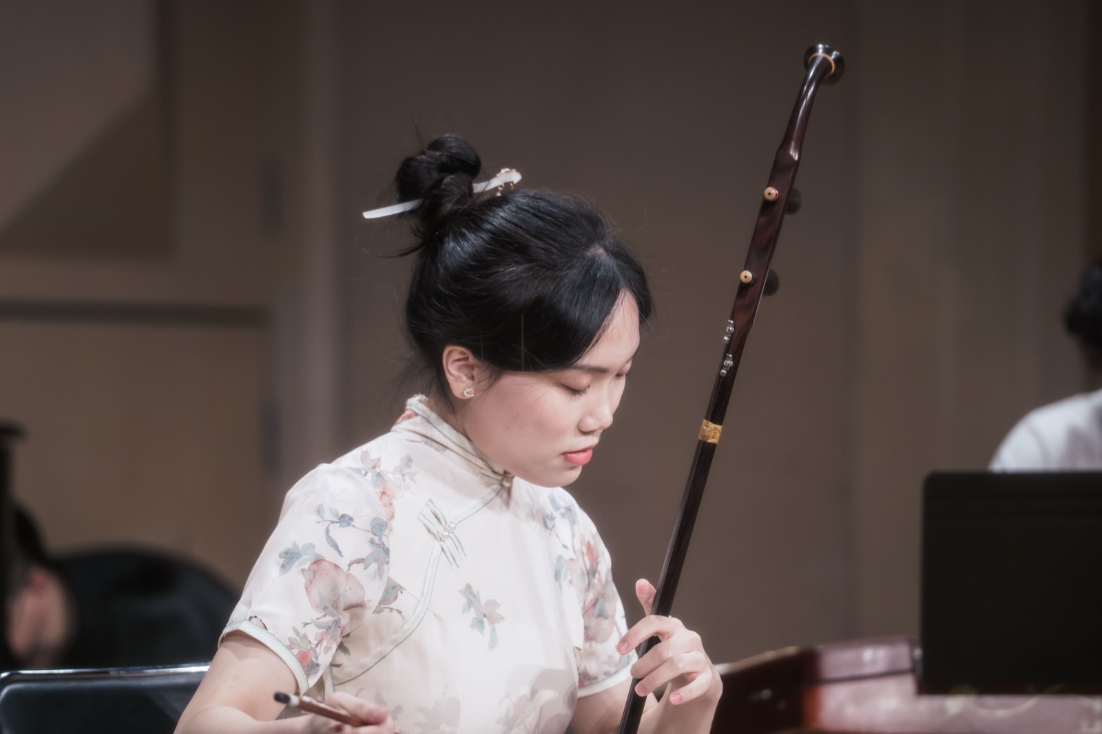 音樂會側拍作品 — 身著旗袍的二胡演奏者於音樂廳演奏