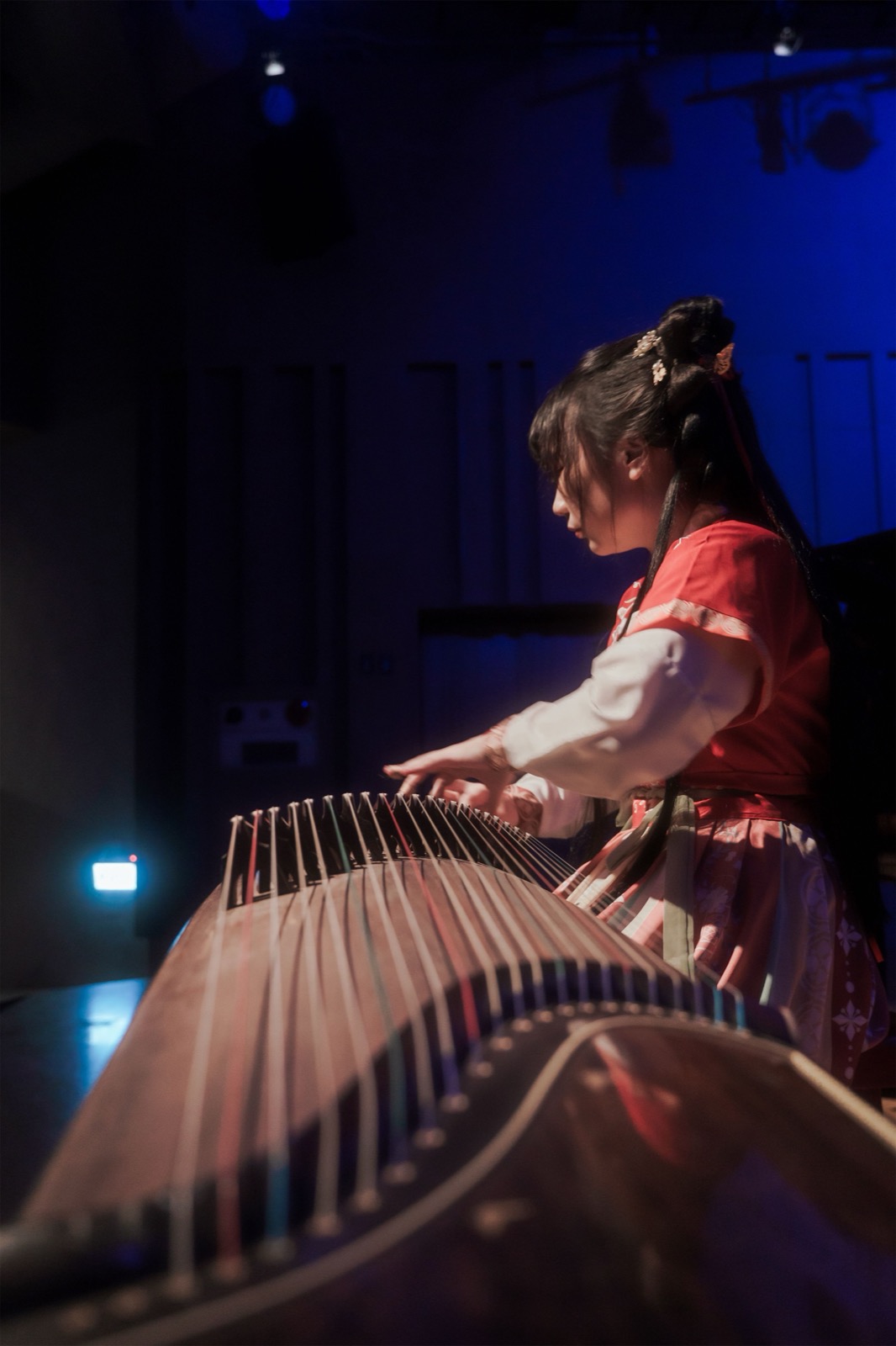 Yu誠攝影工作室 音樂會側拍作品 — 古箏演奏者於舞台上專注演出