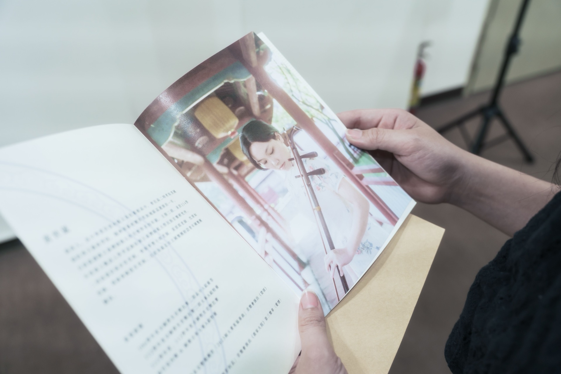 藝術家形象照服務 — 音樂家於古典溫潤氛圍中的形象照拍攝