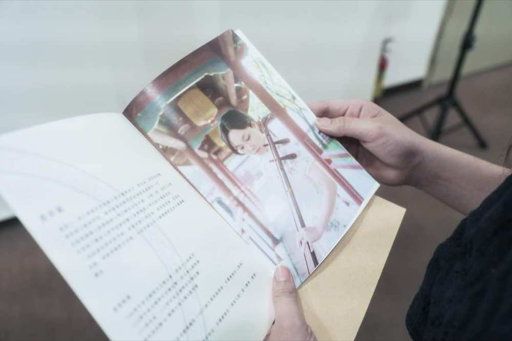 藝術家形象照服務 — 音樂家於古典溫潤氛圍中的形象照拍攝