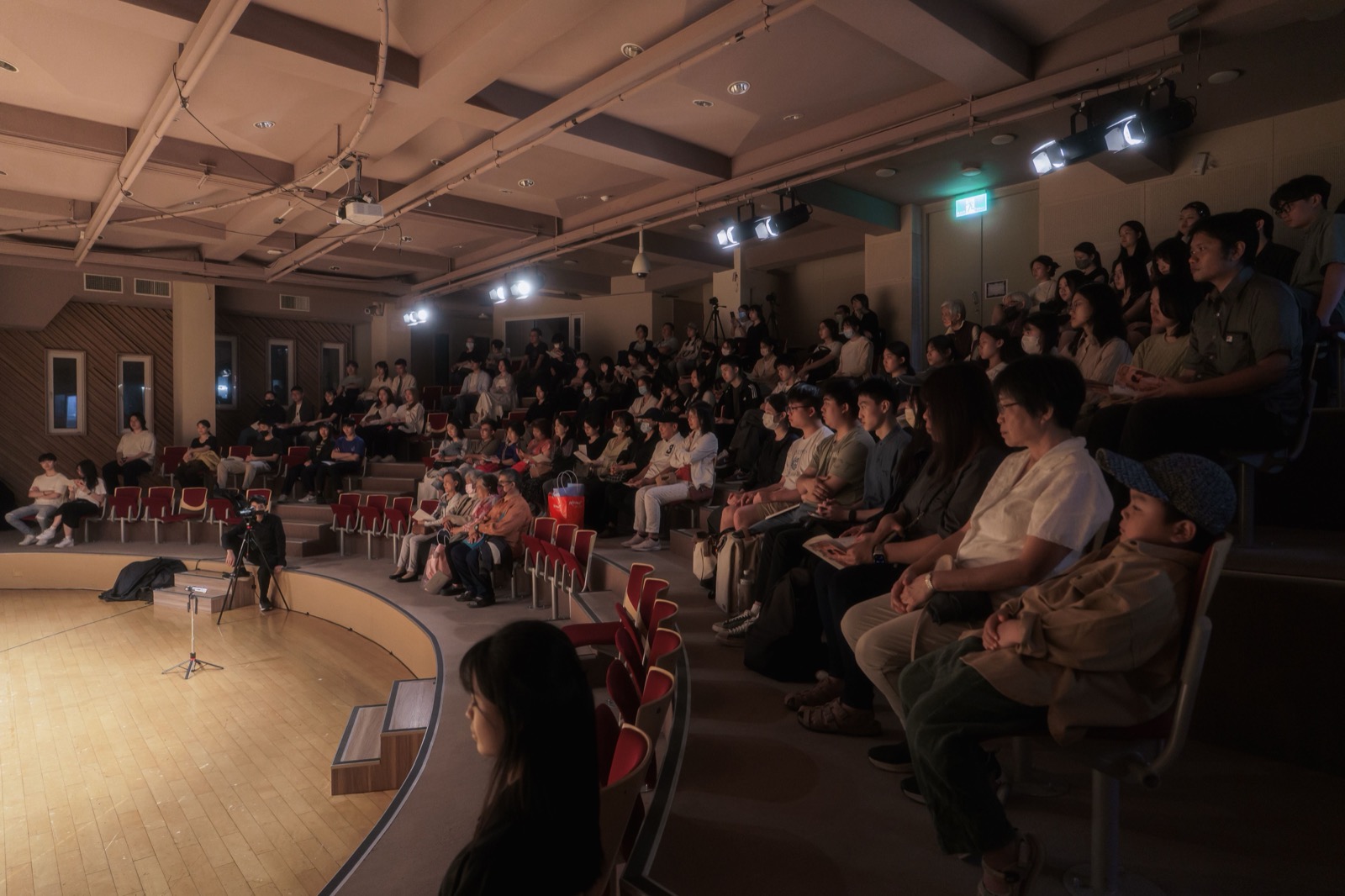 音樂會側拍作品 — 演奏者於音樂會中登台表演