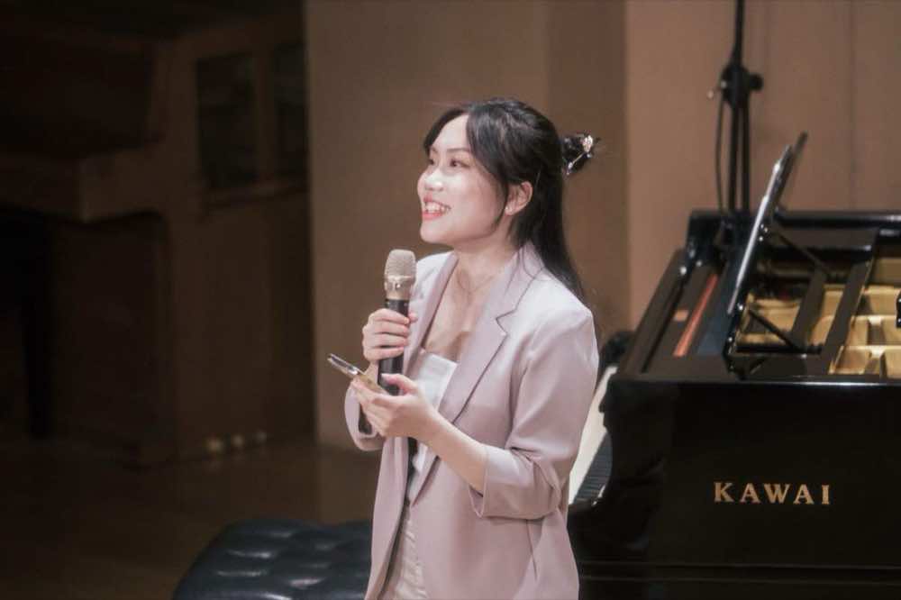 Yu誠攝影工作室 攝影作品 — 音樂家於舞台上的溫潤古典質感側拍